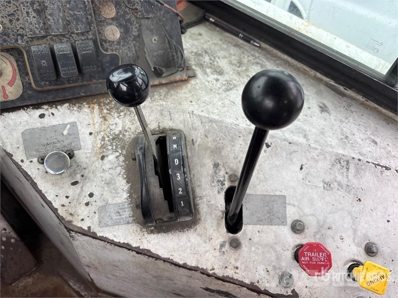 Capacity TJ5000 4x2 Spotter Truck Cabezas tractoras para terminales
