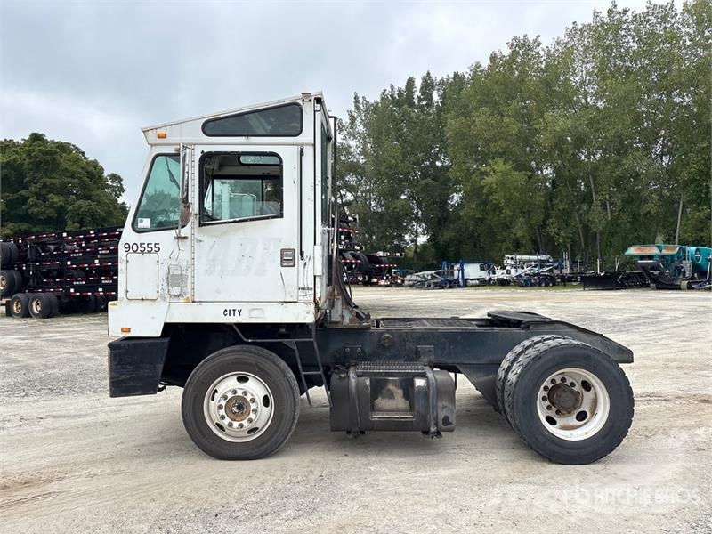 Capacity TJ5000 4x2 Spotter Truck Cabezas tractoras para terminales