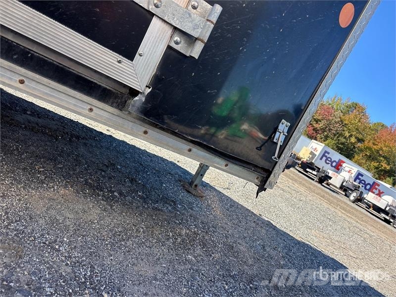 Car Mate 12 ft S/A Enclosed Trailer Furgons