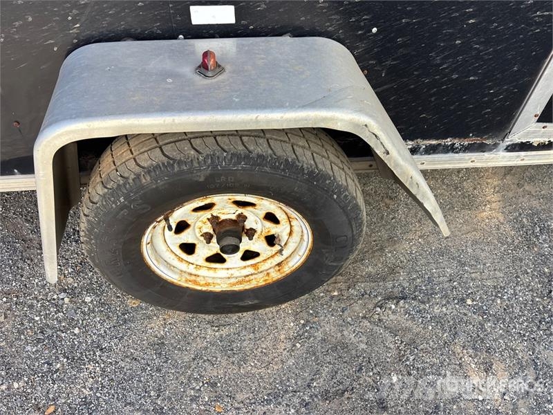 Car Mate 12 ft S/A Enclosed Trailer Furgons