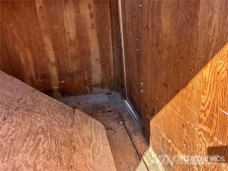 Car Mate 12 ft S/A Enclosed Trailer Furgons