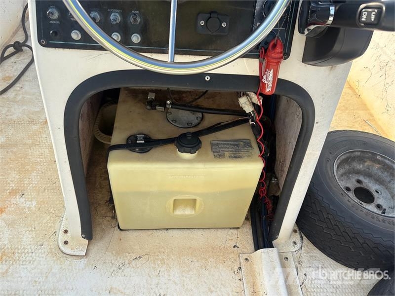 Carolina Skiff 198DLX 19 ft Center Console w/ Vent Other components