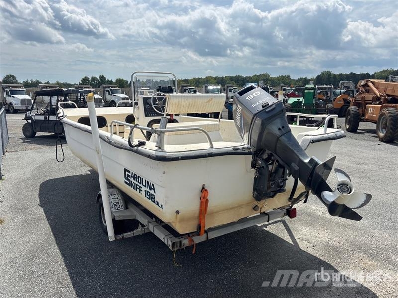 Carolina Skiff 198DLX 19 ft Center Console w/ Vent Other components