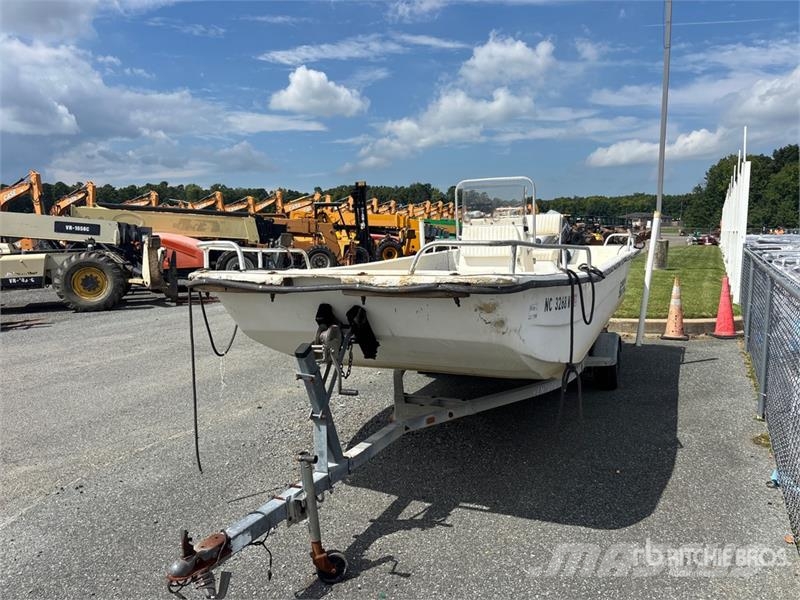 Carolina Skiff 198DLX 19 ft Center Console w/ Vent Other components