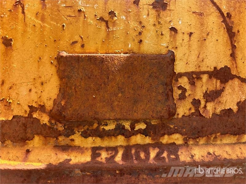 CAT 42 in Digging Excavator Bucket - Fits Cat 325 Kašike / Korpe