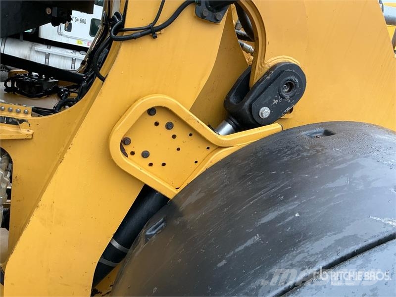 CAT 930K Pale gommate