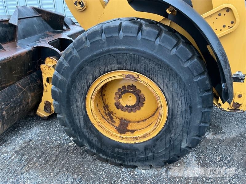 CAT 930K Pale gommate