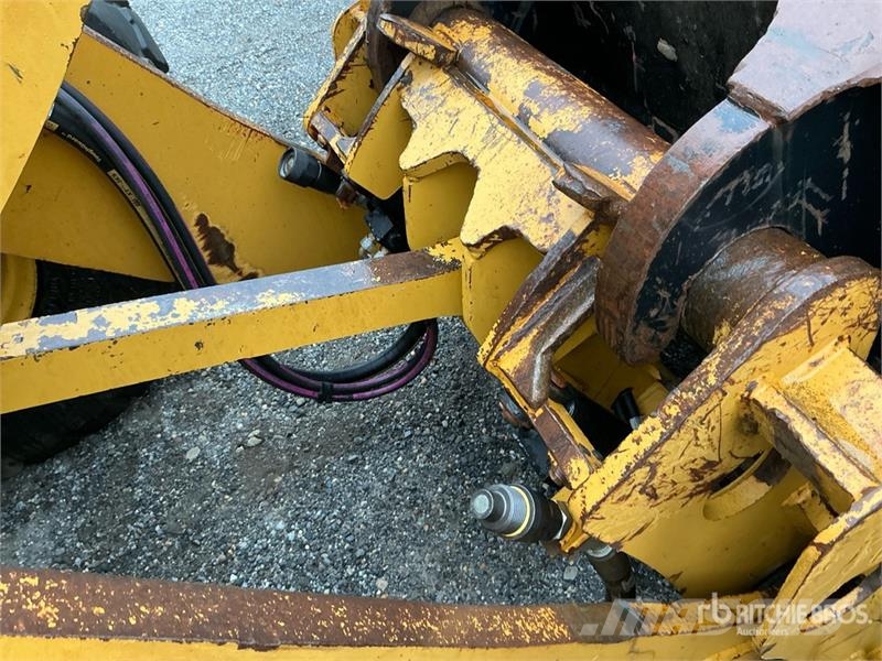 CAT 930K Pale gommate
