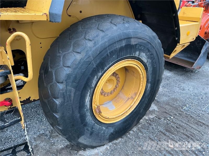 CAT 930K Pale gommate