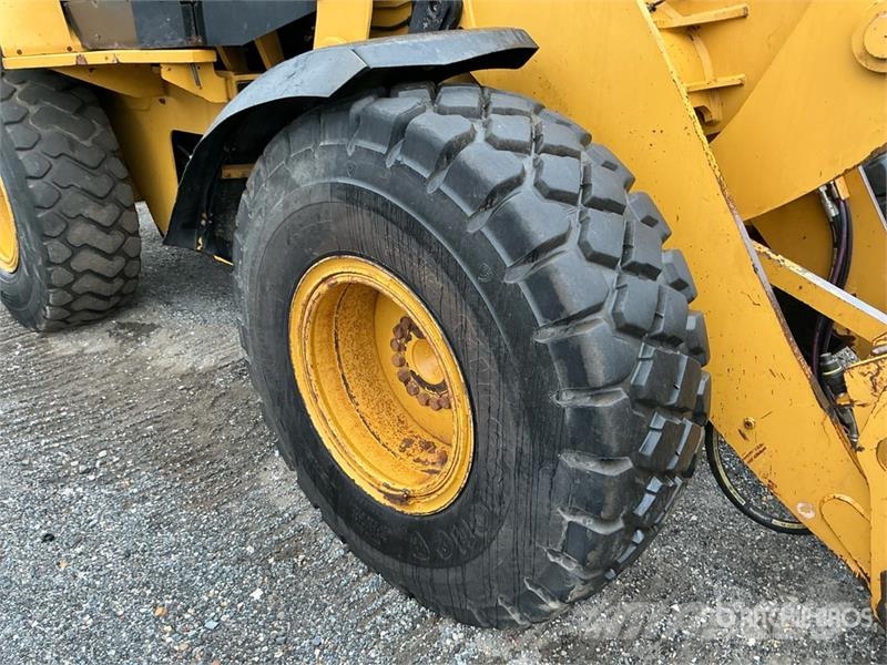 CAT 930K Pale gommate