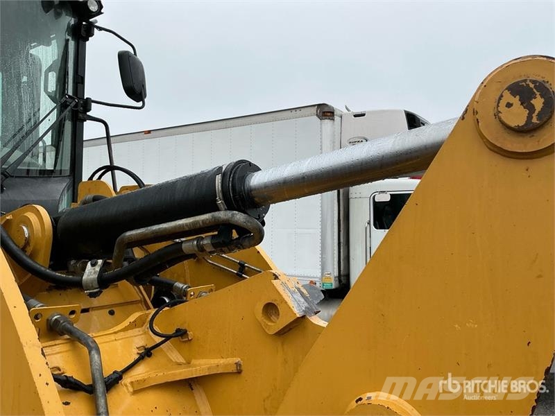 CAT 930K Pale gommate