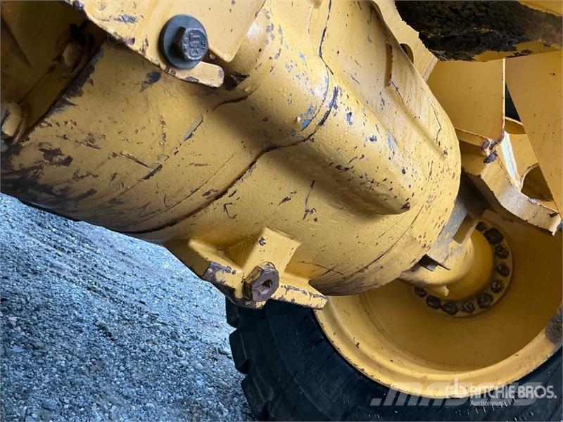 CAT 930K Pale gommate
