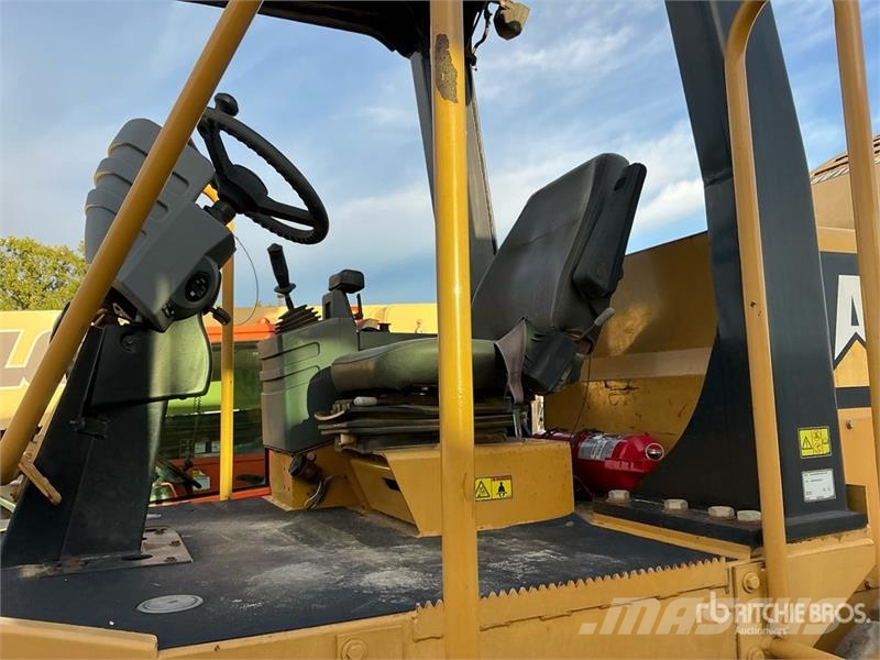 CAT CS54 Smooth Drum Compactor Enojni valjarji