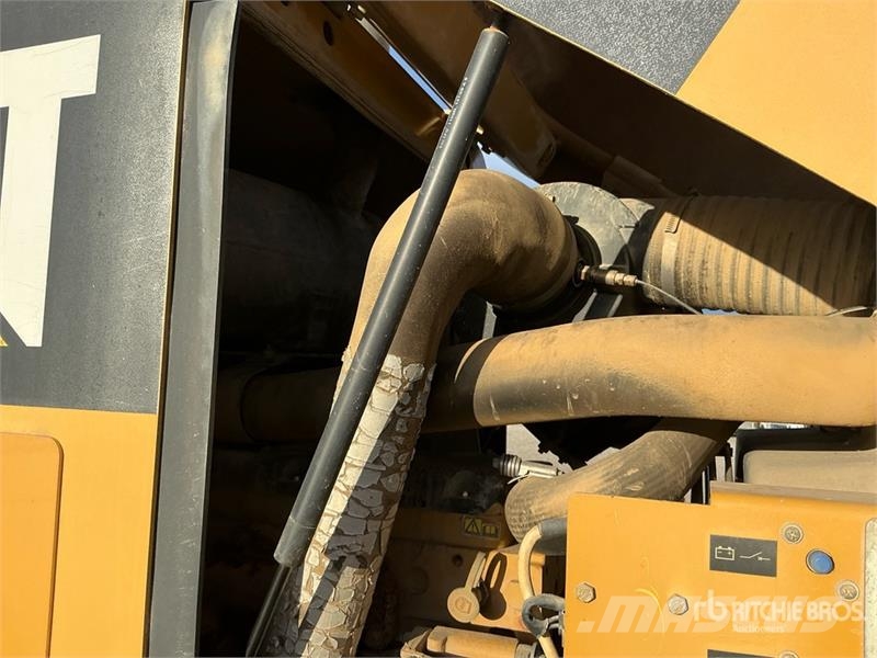 CAT CS54 Smooth Drum Compactor Enojni valjarji
