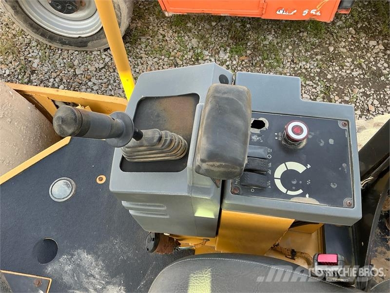 CAT CS54 Smooth Drum Compactor Enojni valjarji