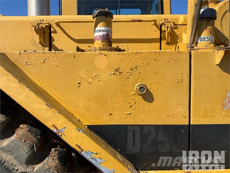 CAT D25C Haul Truck 鉸接式起吊車