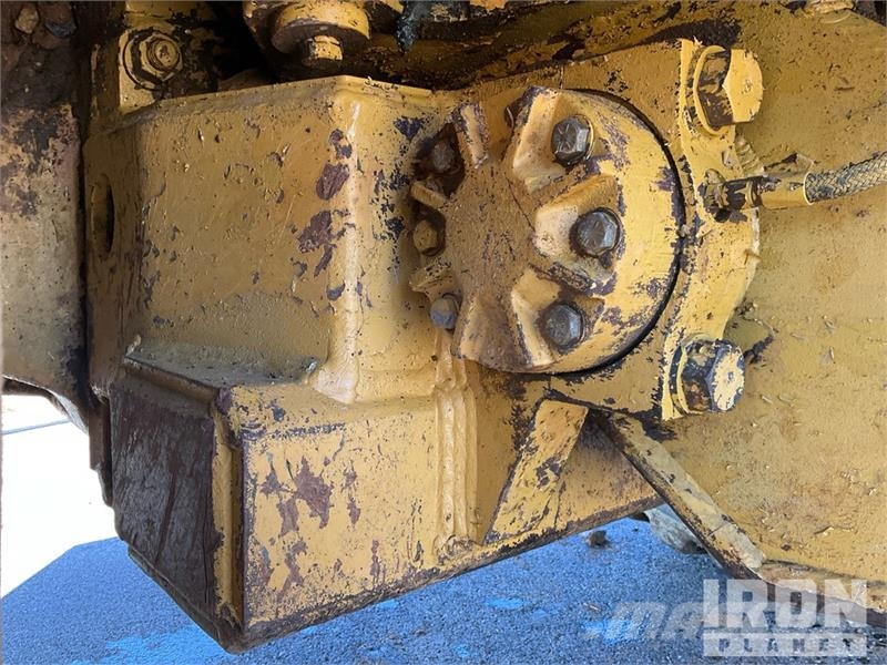 CAT D25C Haul Truck 鉸接式起吊車