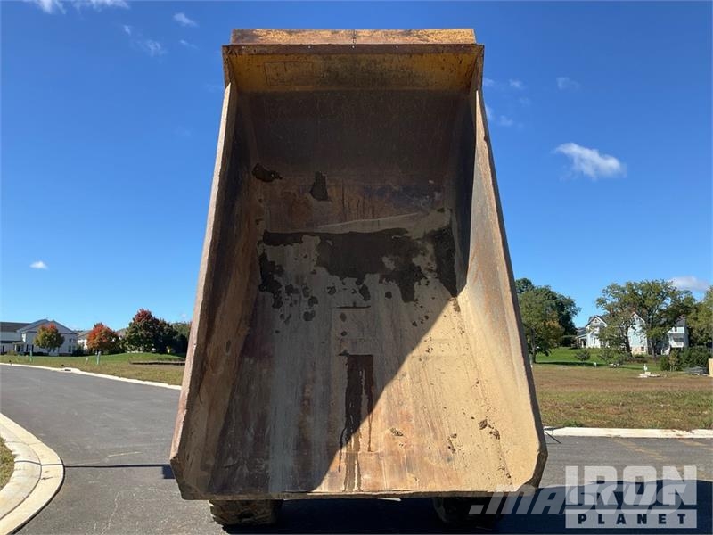 CAT D25C Haul Truck 鉸接式起吊車