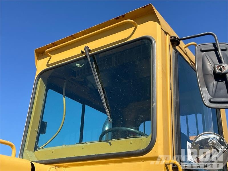 CAT D25C Haul Truck 鉸接式起吊車
