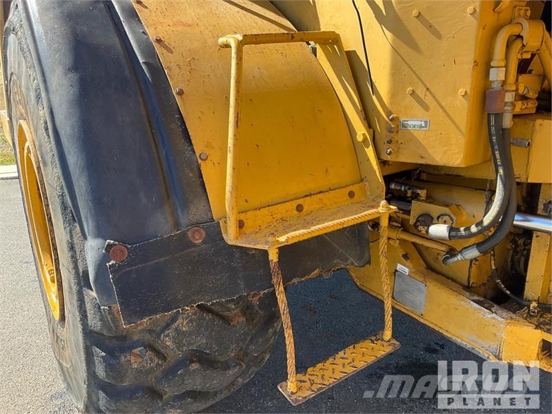 CAT D25C Haul Truck 鉸接式起吊車