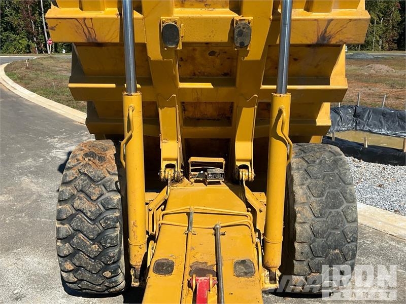 CAT D25C Haul Truck 鉸接式起吊車