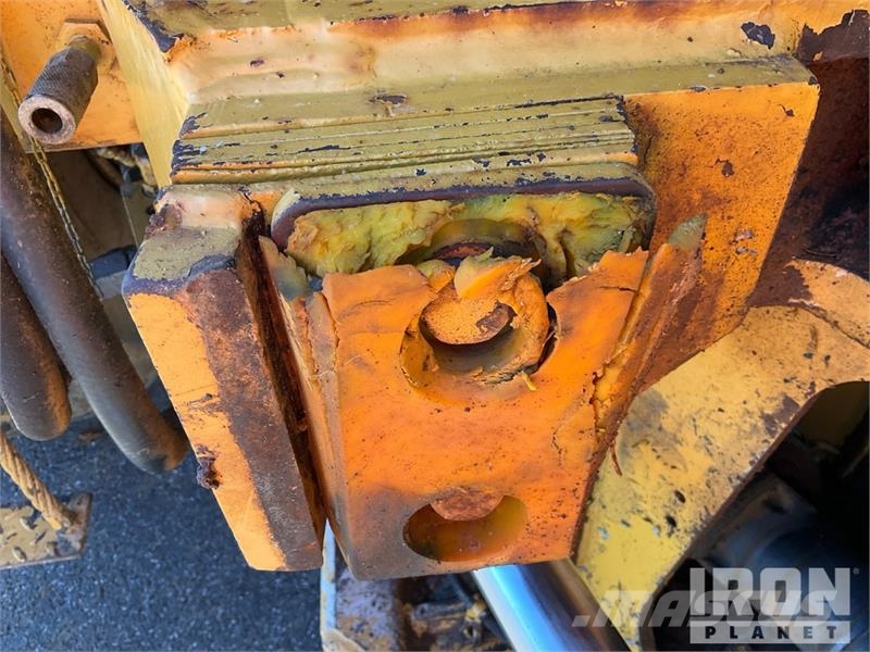CAT D25C Haul Truck 鉸接式起吊車