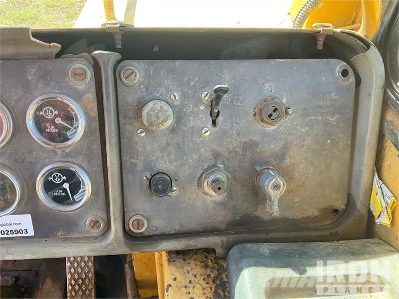 CAT D25C Haul Truck 鉸接式起吊車