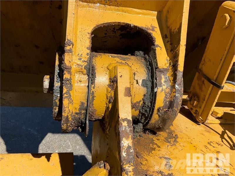 CAT D25C Haul Truck 鉸接式起吊車
