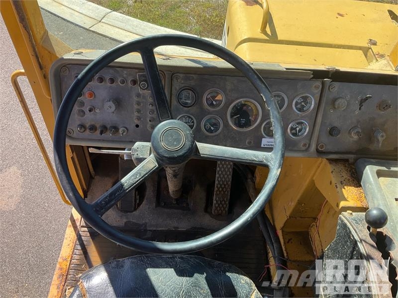 CAT D25C Haul Truck 鉸接式起吊車