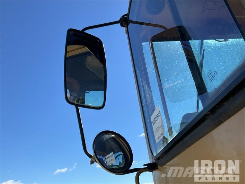 CAT D25C Haul Truck 鉸接式起吊車