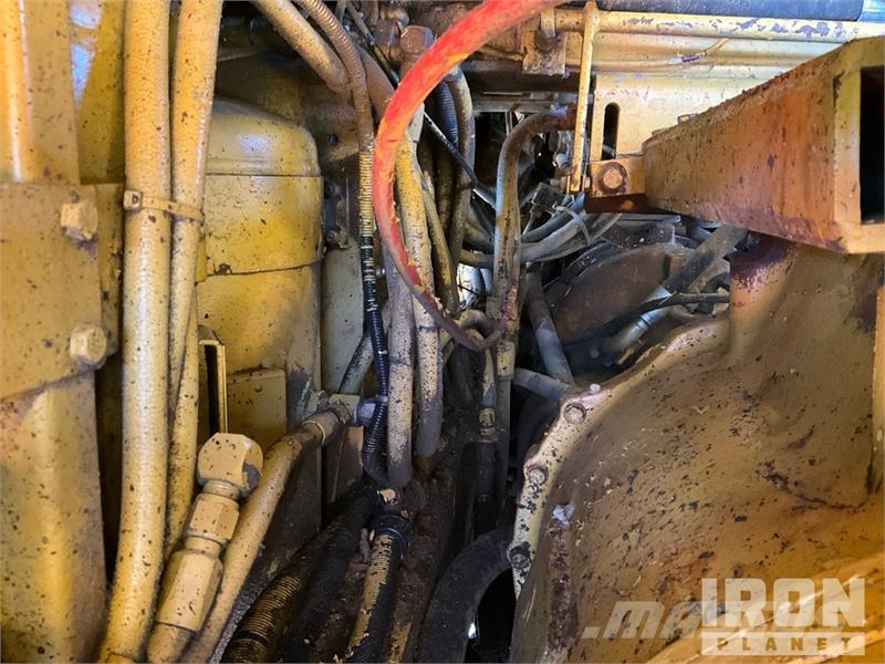 CAT D25C Haul Truck 鉸接式起吊車