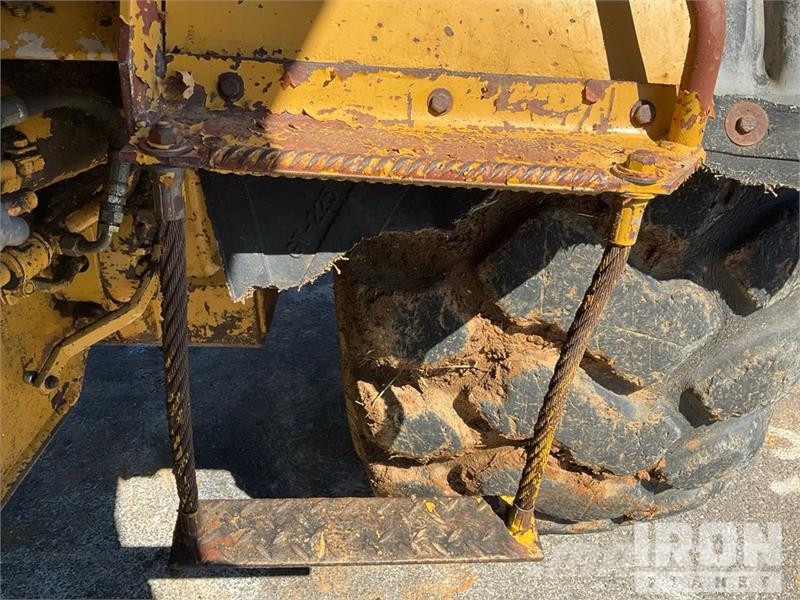 CAT D25C Haul Truck 鉸接式起吊車