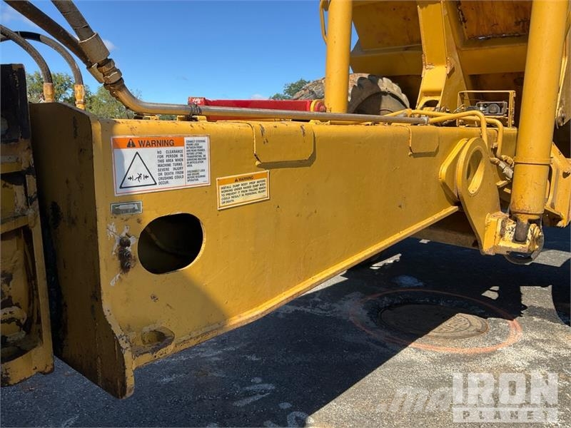 CAT D25C Haul Truck 鉸接式起吊車