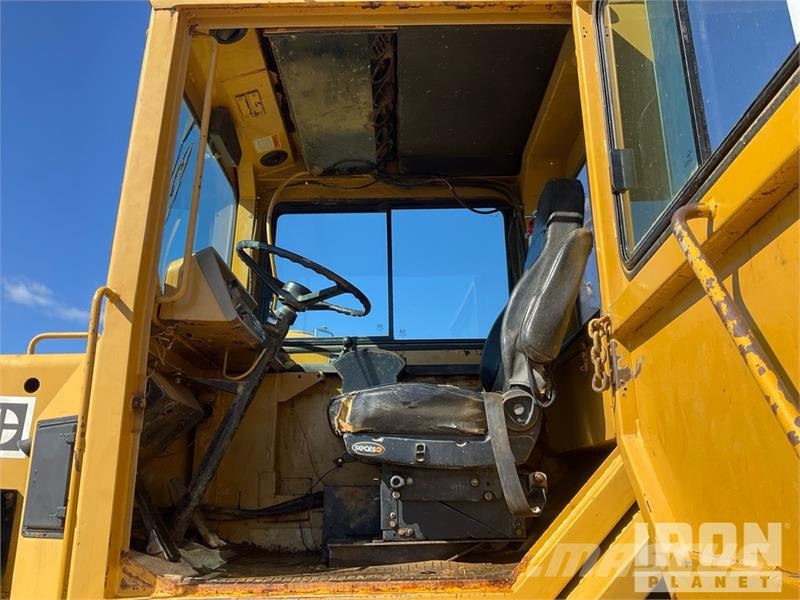 CAT D25C Haul Truck 鉸接式起吊車