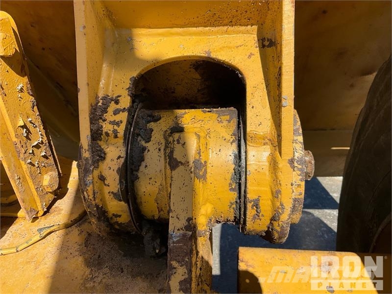 CAT D25C Haul Truck 鉸接式起吊車
