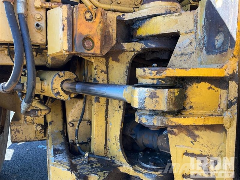 CAT D25C Haul Truck 鉸接式起吊車