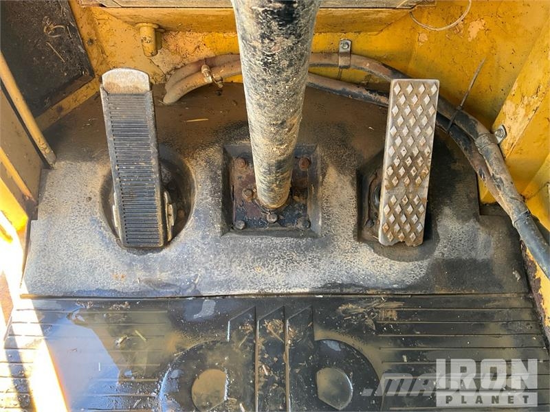 CAT D25C Haul Truck 鉸接式起吊車