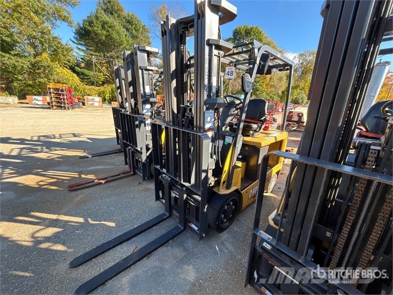 CAT EC25EN 2400 lb Electric Forklift Електронавантажувачі