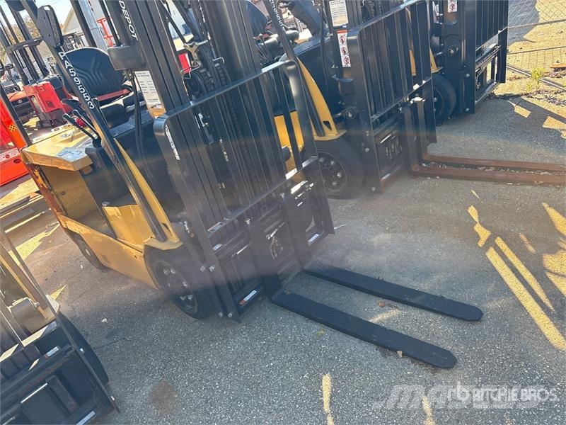 CAT EC25EN2 2400 lb Electric Forklift Elektriskie autoiekrāvēji