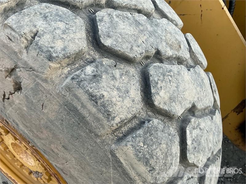 CAT IT38H Wheel Loader Pale gommate