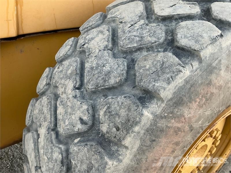 CAT IT38H Wheel Loader Pale gommate
