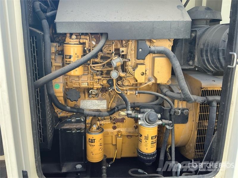 CAT XQ100 100 kW Mobile Generator Set Dizel agregati