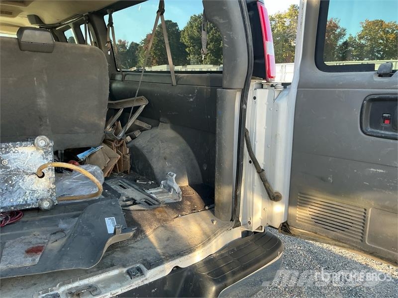 Chevrolet 3500 11 Passenger Van Panel vanlar