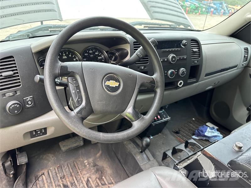 Chevrolet 3500 4x4 Enclosed Utility Truck Pick up/Dropside