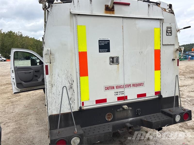 Chevrolet 3500 4x4 Enclosed Utility Truck Pick up/Dropside