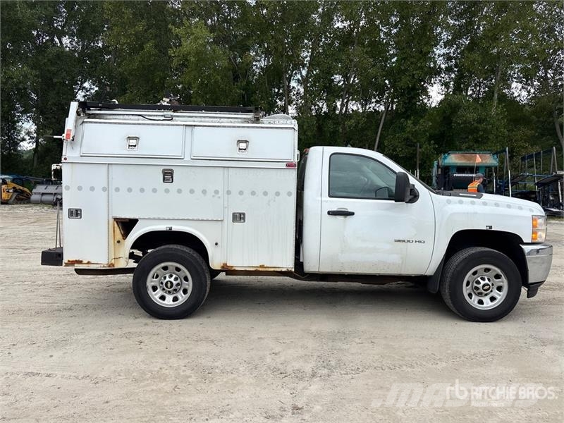 Chevrolet 3500 4x4 Enclosed Utility Truck Pick up/Dropside