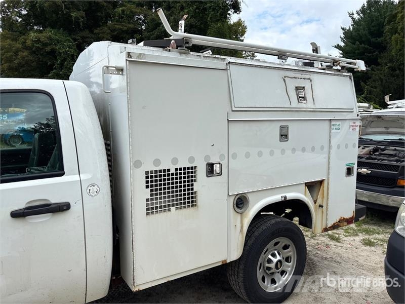 Chevrolet 3500 4x4 Enclosed Utility Truck Pick up/Dropside