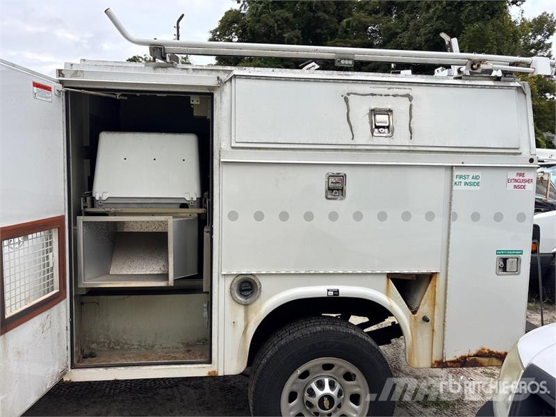 Chevrolet 3500 4x4 Enclosed Utility Truck Pick up/Dropside