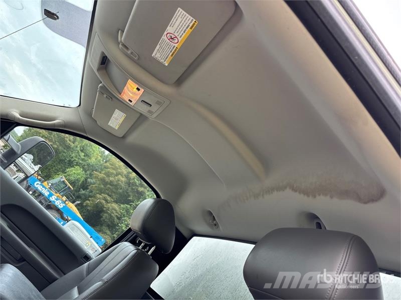 Chevrolet 3500 4x4 Enclosed Utility Truck Pick up/Dropside
