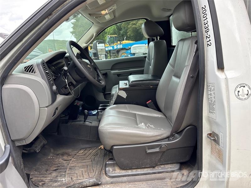 Chevrolet 3500 4x4 Enclosed Utility Truck Pick up/Dropside